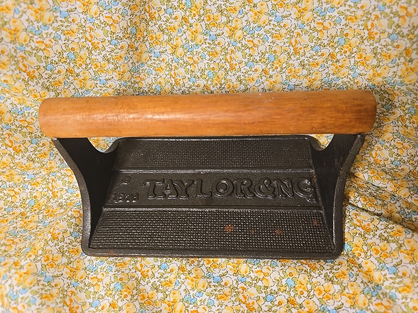 1978 Taylor & NG Bacon Press Wood Top Handle PIG FLOWERS Bottom Design Hog Meat gallery