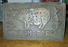 Vintage Cast Iron Bacon Press Pig Design, Large 8 in, Wooden Handle, Black/Brown