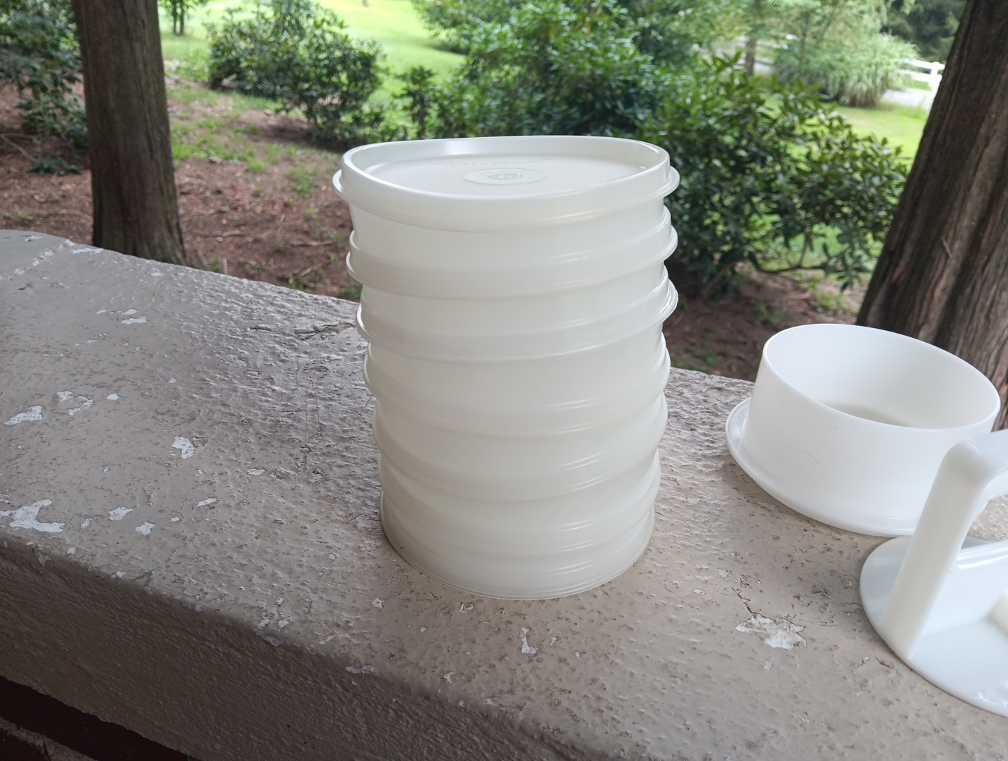 VINTAGE TUPPERWARE BURGER PRESS AND KEEPER SET OF 6 gallery