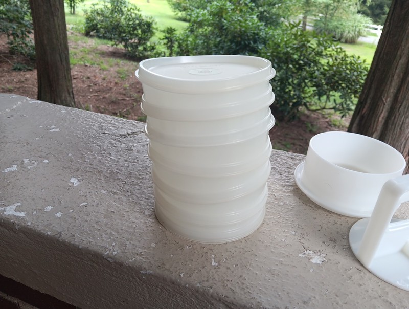VINTAGE TUPPERWARE BURGER PRESS AND KEEPER SET OF 6 gallery