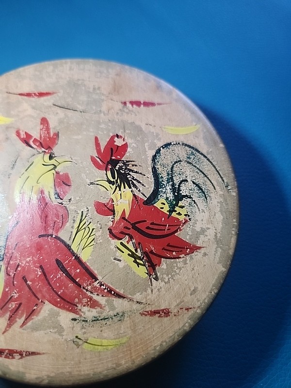Wood Hamburger Round Press 4.5" Vintage Painted Roosters Hinged Primitive gallery