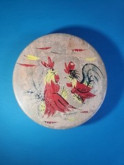 Wood Hamburger Round Press 4.5″ Vintage Painted Roosters Hinged Primitive