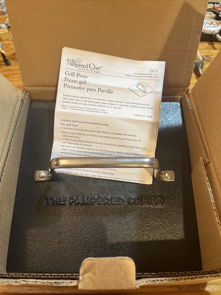 The Pampered Chef Enamel Coated Cast-Iron Grill Press / 8.5 in / 5 lbs/ #2875