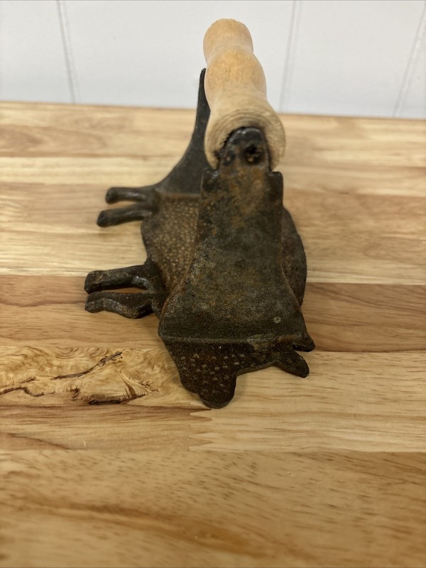 Vintage Cast Iron Pig Bacon/Burger Press w/Wooden Handle Pre-owned Taiwan gallery