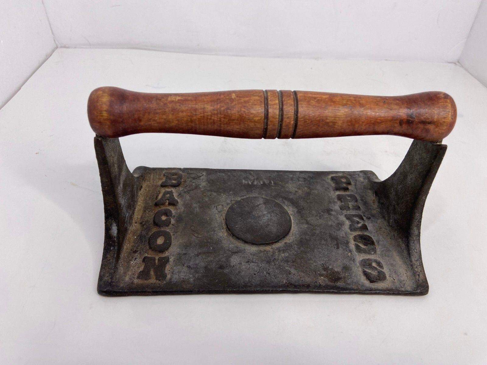 🍌 Vintage Cast Iron Bacon Press with Wood Handle & Pig Head Image Taiwan EUC P4 gallery