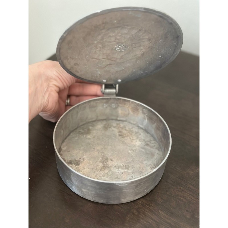 VTG Everlast Hand-Forged Hammered Floral Aluminum Silent Butler Crumb Catcher gallery