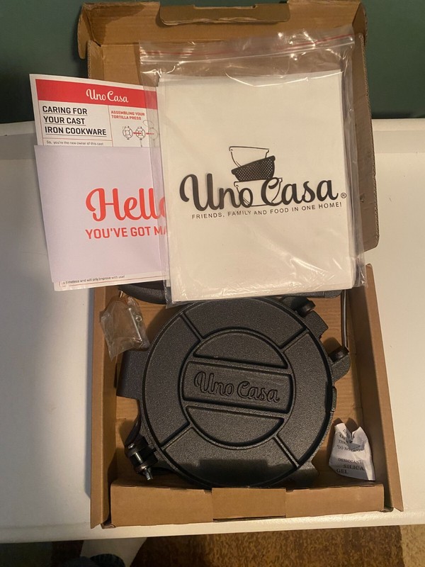UNO CASA 8" CAST IRON TORTILLA PRESS gallery