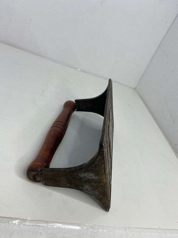 🍌 Vintage Cast Iron Bacon Press with Wood Handle & Pig Head Image Taiwan EUC P4 gallery