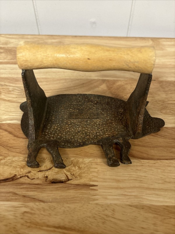 Vintage Cast Iron Pig Bacon/Burger Press w/Wooden Handle Pre-owned Taiwan gallery