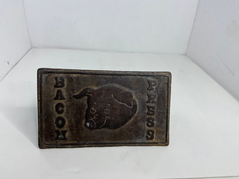 🍌 Vintage Cast Iron Bacon Press with Wood Handle & Pig Head Image Taiwan EUC P4 gallery