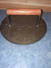 Cast Iron Ribbed Bacon Press w/ Wood Handle, Large 8.5 in Diameter