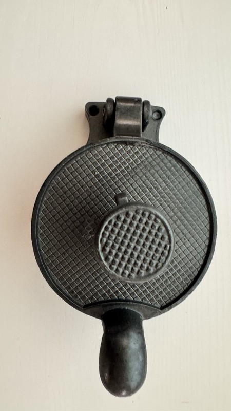 Silver Metal Large Non-Stick Single Burger Press with Textured Surface, 1 Hole gallery