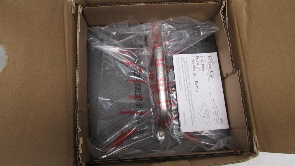 Pampered Chef Grill Press Enamel Coated Cast Iron #2875 New In Box 8.5”x 8.5” Sq