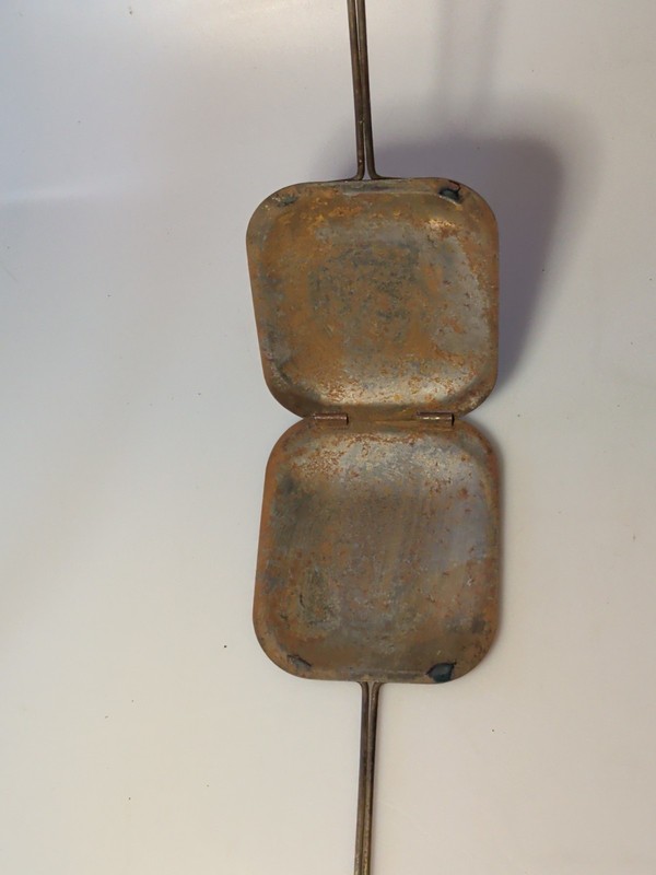 Vintgae 1950s Metal Hamburger/Sandwhich Griller gallery