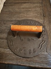 8.5″ Round Heavy Cast Iron Bacon Press Wood Handle