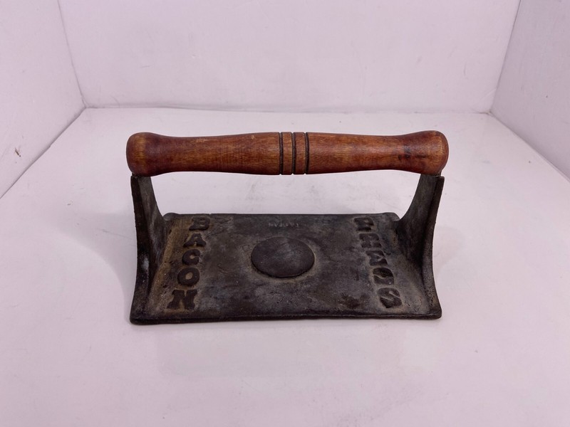 🍌 Vintage Cast Iron Bacon Press with Wood Handle & Pig Head Image Taiwan EUC P4 gallery