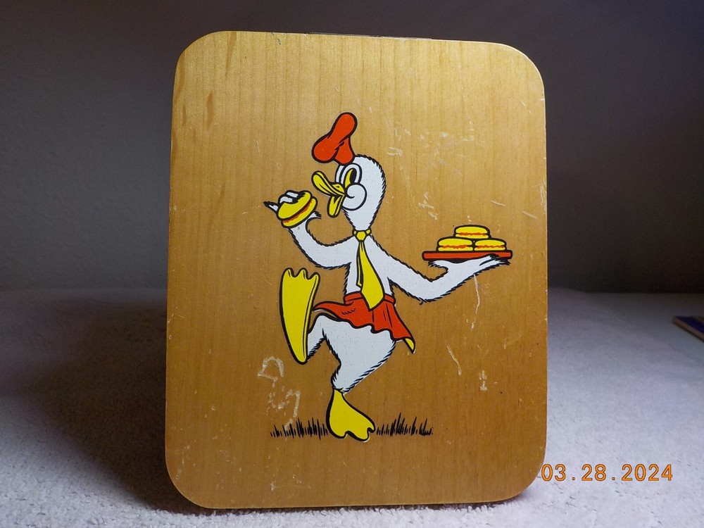 VINTAGE LIGHT BROWN WOOD DOUBLE HAMBURGER PRESS WITH DUCK CHEF DESIGN 5.5"