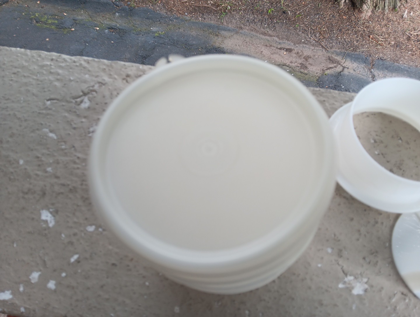 VINTAGE TUPPERWARE BURGER PRESS AND KEEPER SET OF 6 gallery