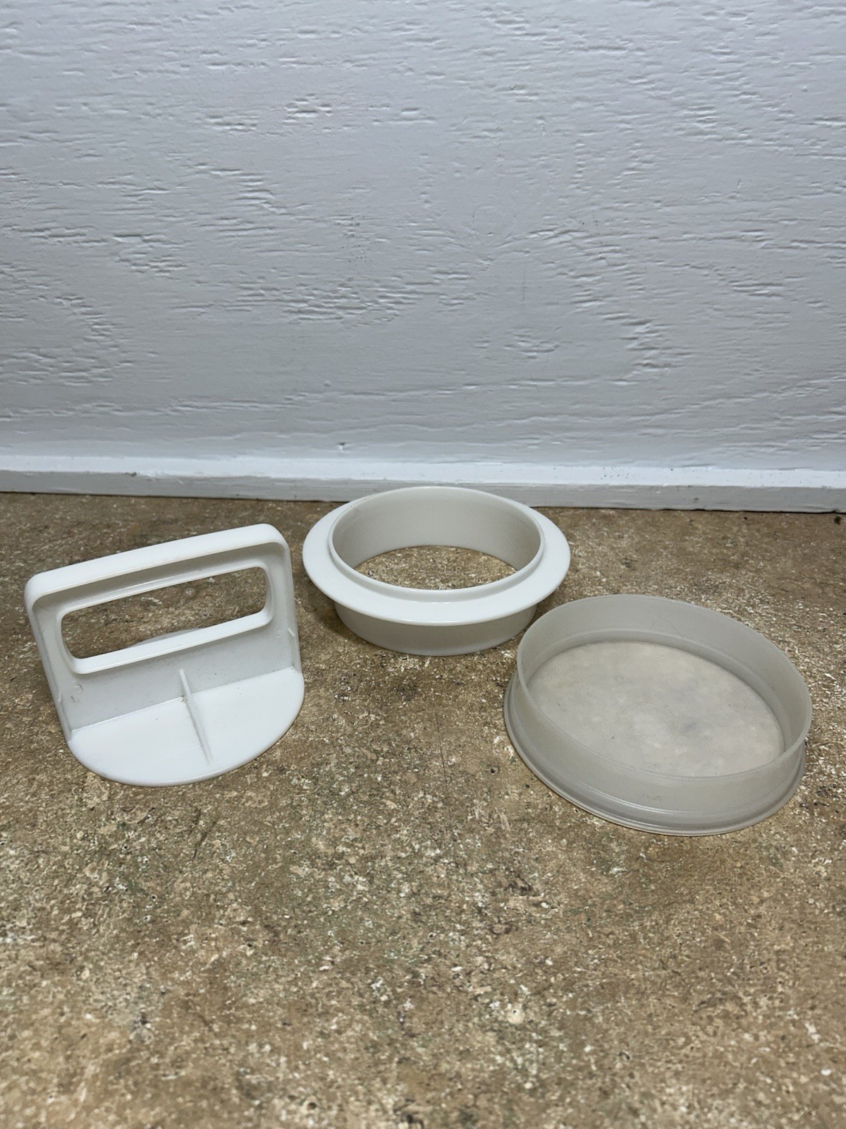 Tupperware Large Burger Press Ring & 1 Keeper #1926 NO SEAL gallery