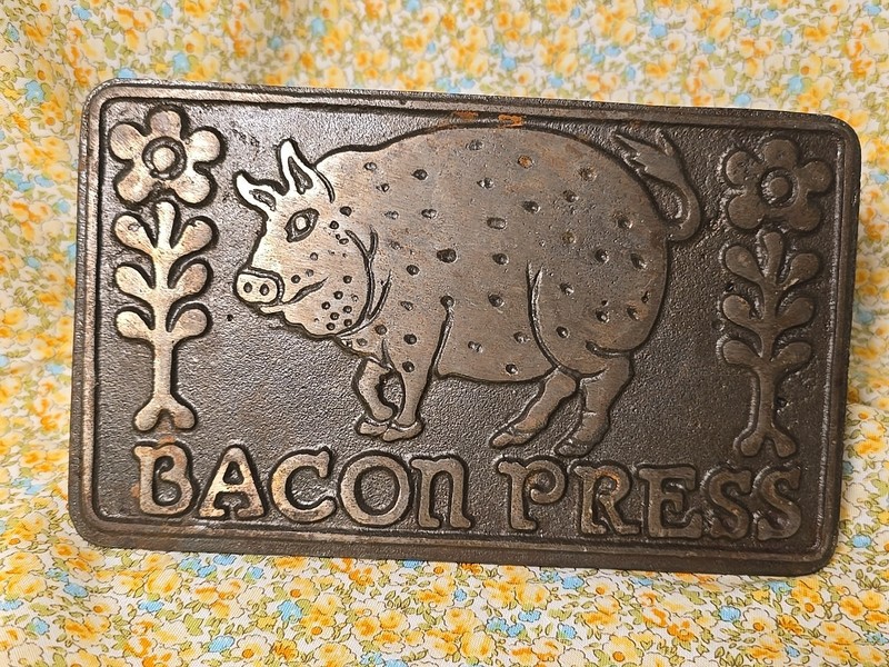 1978 Taylor & NG Bacon Press Wood Top Handle PIG FLOWERS Bottom Design Hog Meat gallery