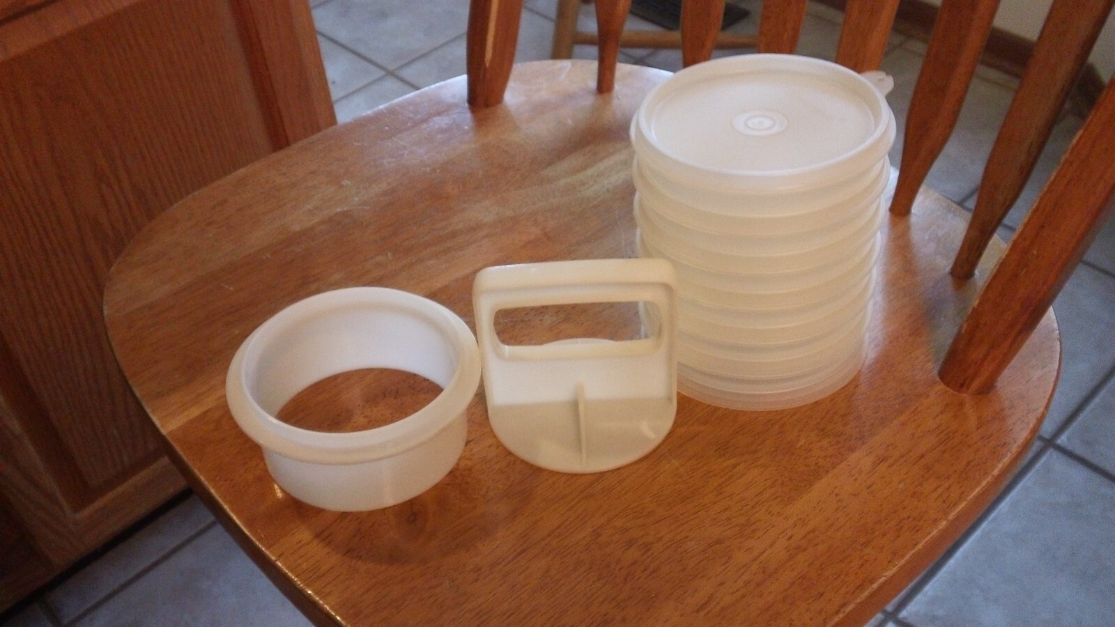 Vtg Tupperware #883 Burger Keeper 6 Keepers/ Press/ Ring/ seal 9 pc-Opaque-used gallery