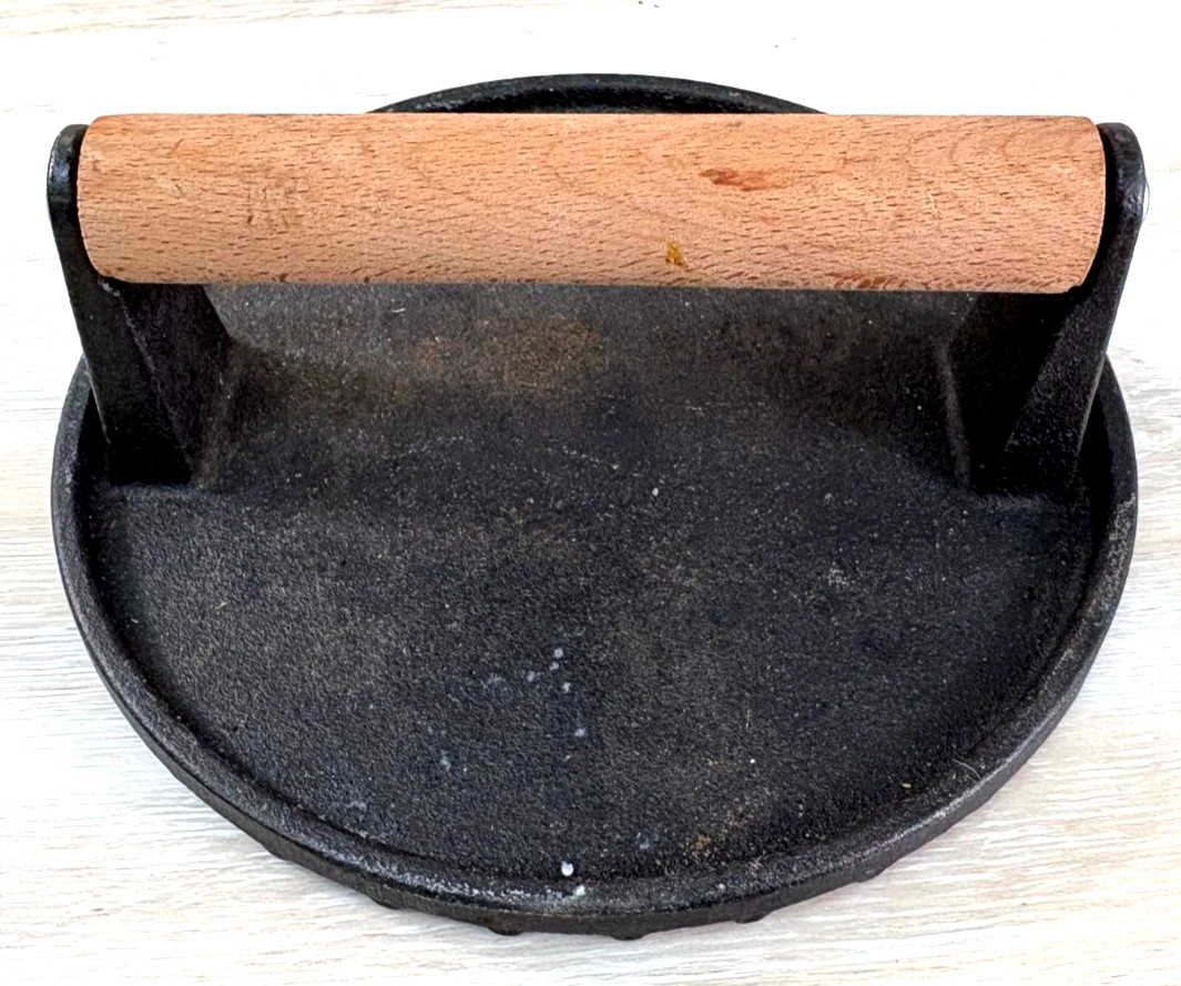 Cast Iron Ridged Panini Press with Wood Handle 7" gallery