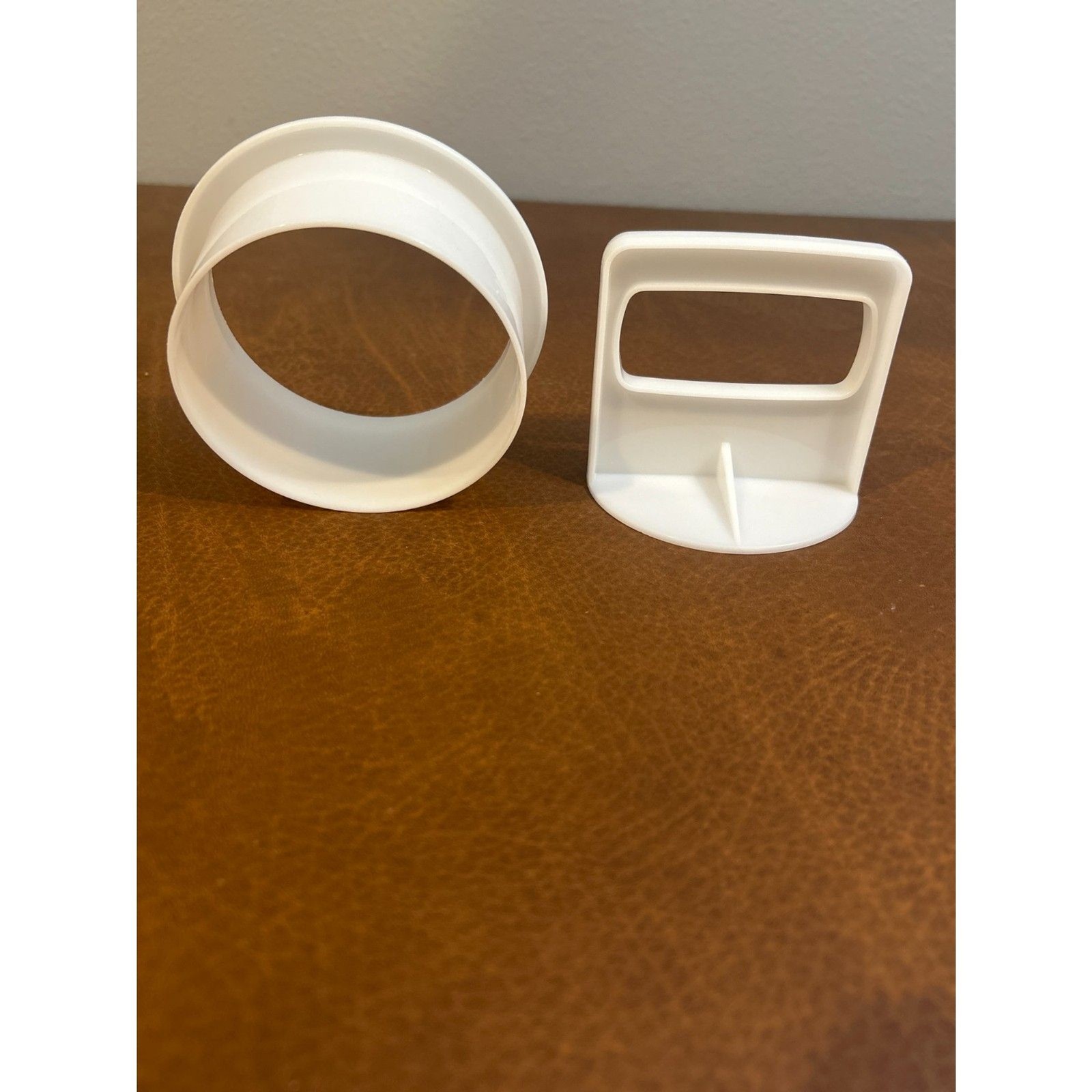 Vintage Tupperware Hamburger Press and Collar 4' Diameter gallery