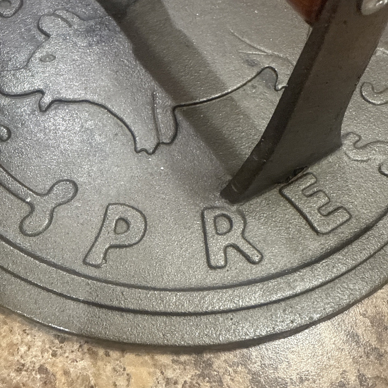 Norpro 8.75-Inch Cast Iron Bacon Press with Wood Handle, Round Nice Condition gallery