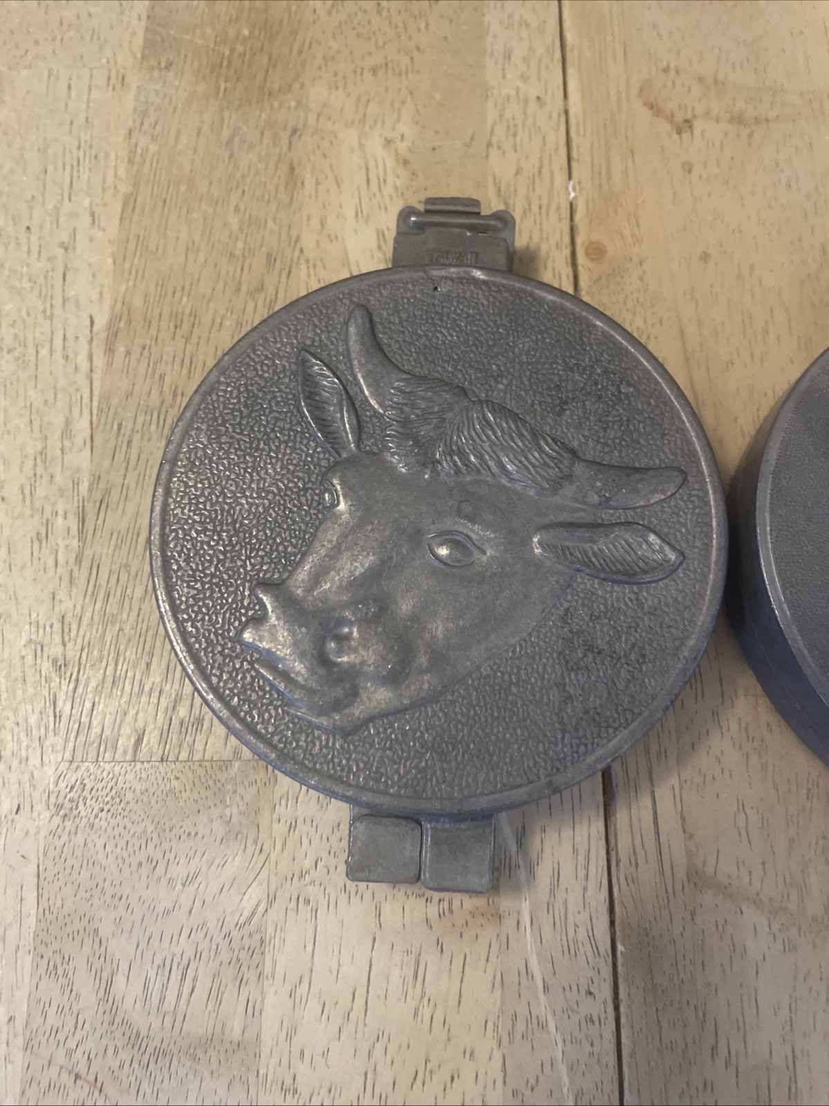Set of 2 Vintage Aluminum 3.5” Hamburger Press Patty-Maker Bull & ChefTaiwan gallery