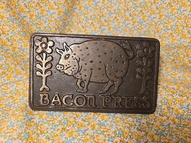 1978 Taylor & NG Bacon Press Wood Top Handle PIG FLOWERS Bottom Design Hog Meat gallery