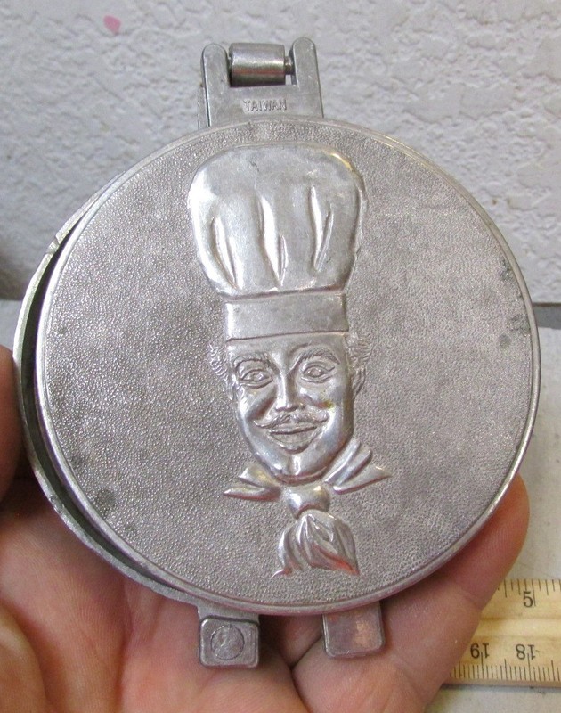 Vintage metal Hamburger Press 3.5 inch, great kitchen decor item gallery