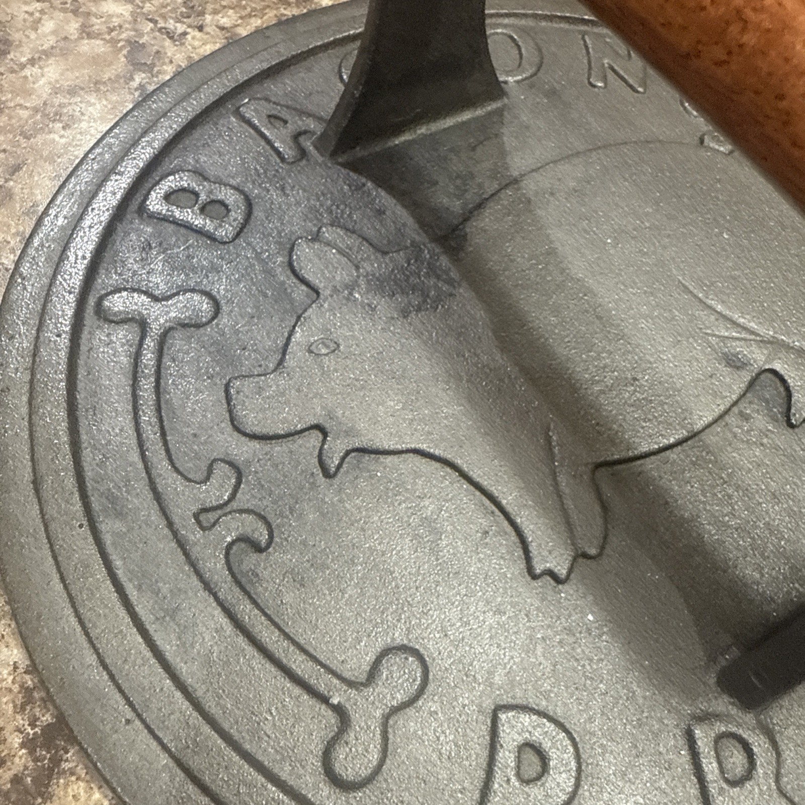 Norpro 8.75-Inch Cast Iron Bacon Press with Wood Handle, Round Nice Condition gallery
