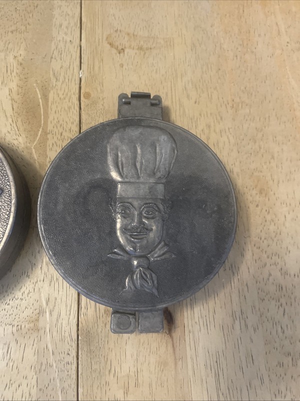 Set of 2 Vintage Aluminum 3.5” Hamburger Press Patty-Maker Bull & ChefTaiwan gallery