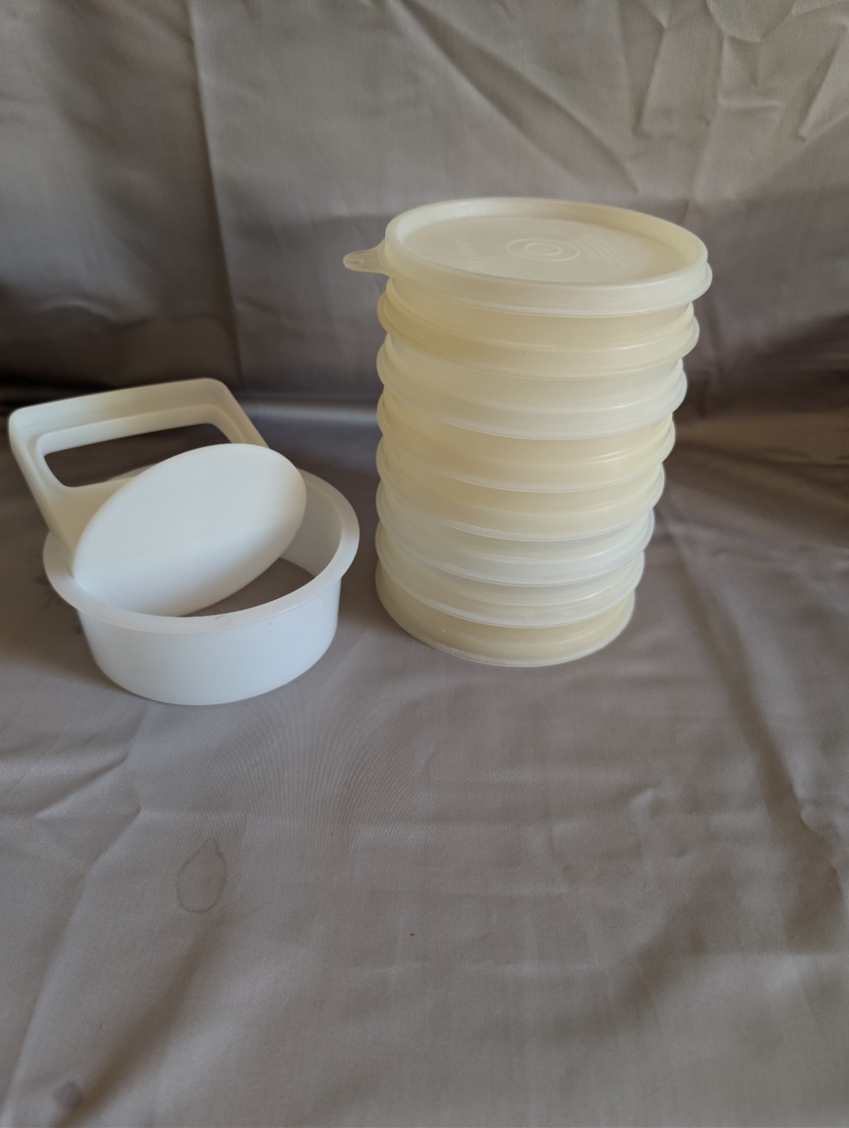 Tupperware 882 Large 6in Plastic White Burger Patty Press w/ Patty Ejector gallery
