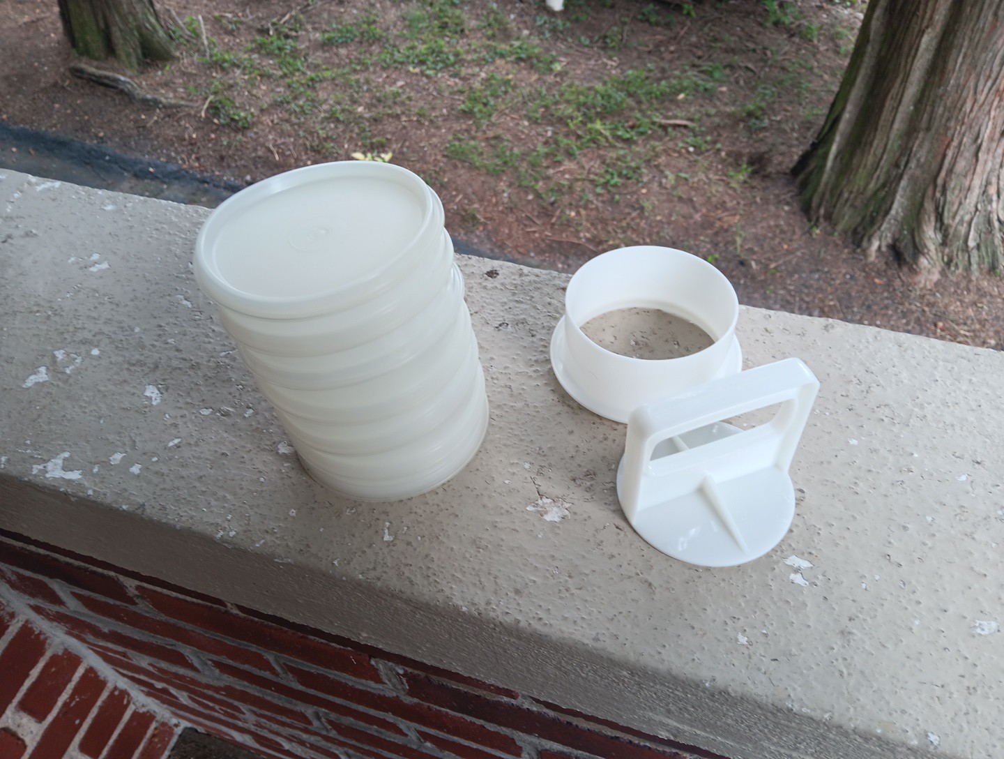 VINTAGE TUPPERWARE BURGER PRESS AND KEEPER SET OF 6 gallery