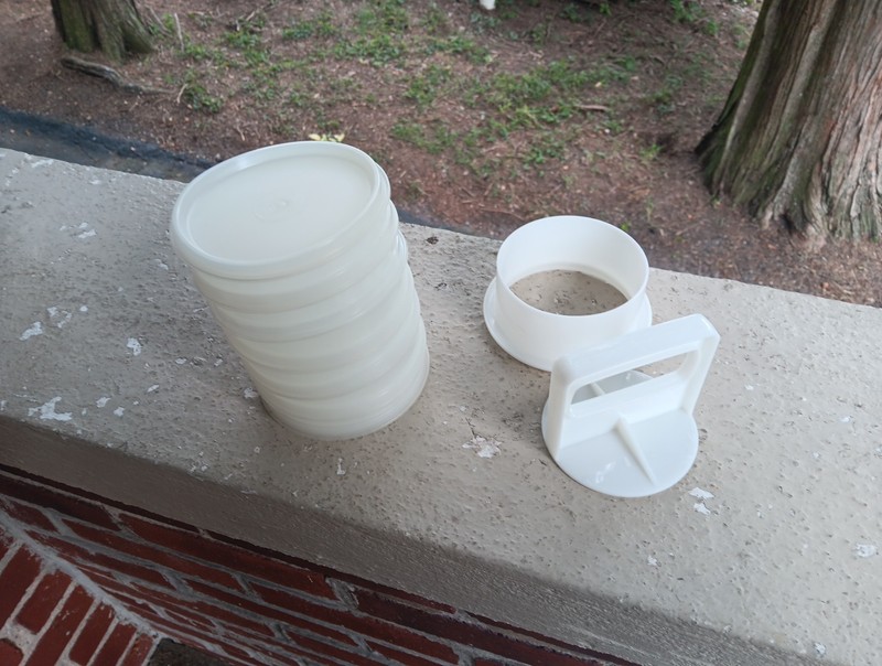VINTAGE TUPPERWARE BURGER PRESS AND KEEPER SET OF 6 gallery