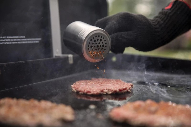 WEBER GRIDDLE SMASHED BURGER SET BURGER PRESS WIDE SPATULA WEBER SPICE SHAKERS gallery