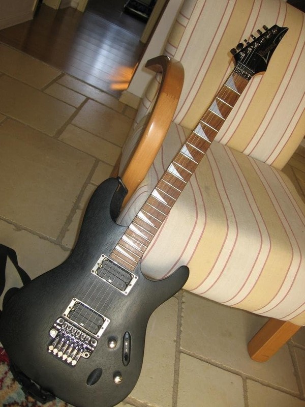 Jockomo Shark Fin (White Pearl) with Rosewood Dots for Guitar Inlay Sticker gallery