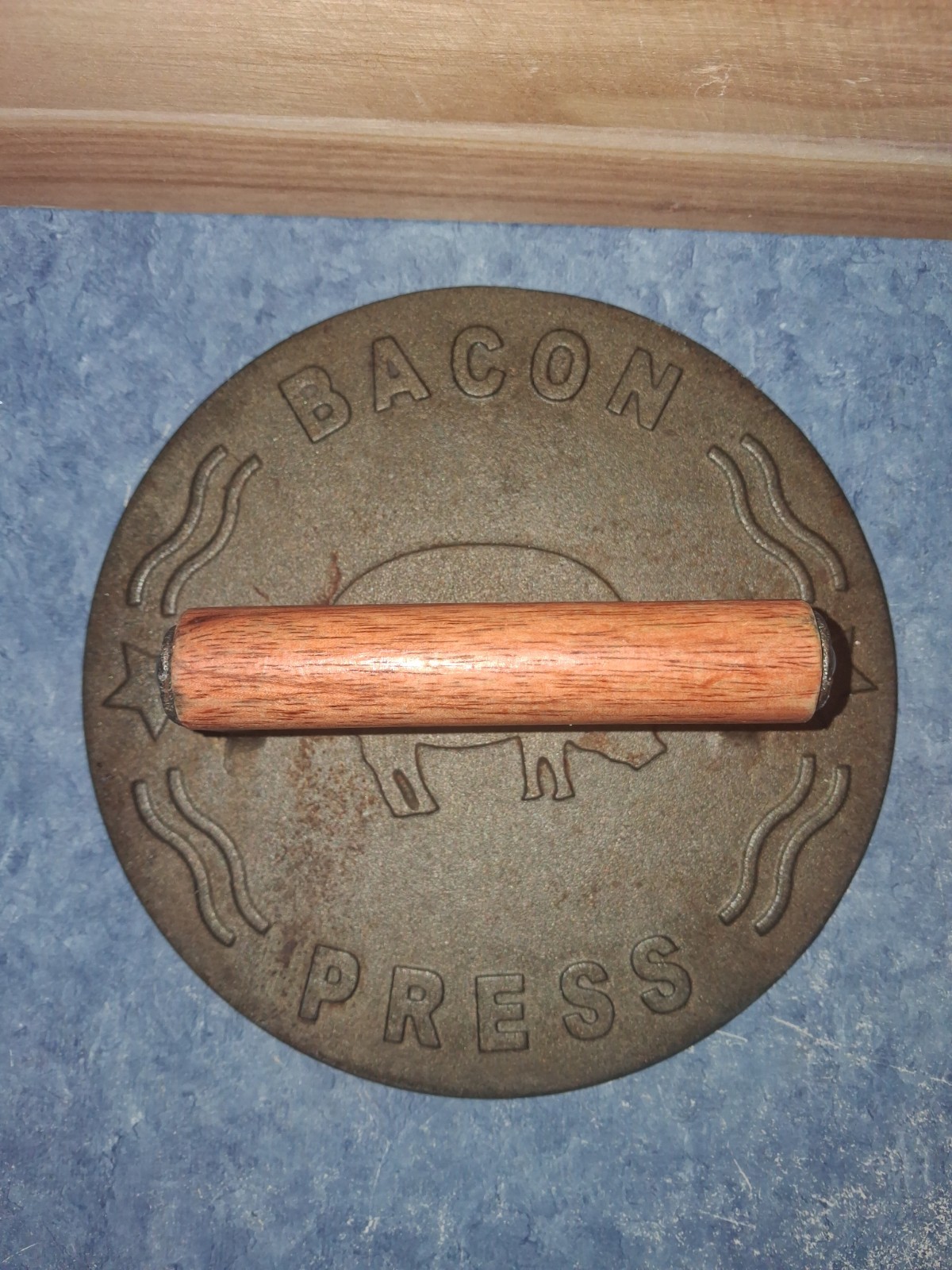 Cast Iron Ribbed Bacon Press w/ Wood Handle, Large 8.5 in Diameter gallery