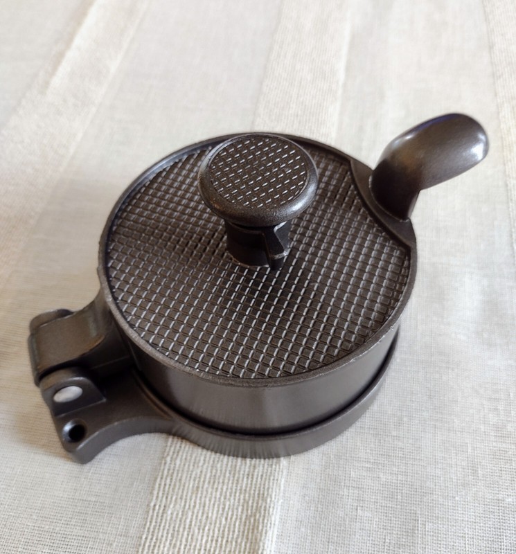 Weston Single Burger Press For 4 1/2" Diameter Patties 1/4" to 1 1/4" Thickness gallery