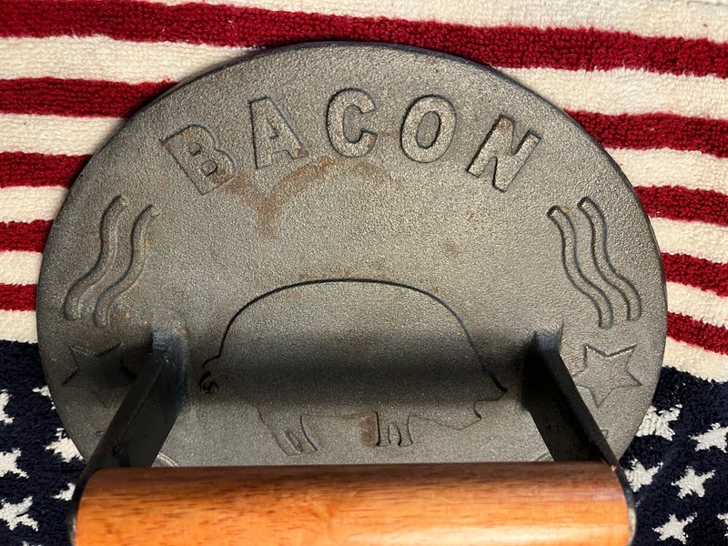Bellemain 8.5” Cast Iron PIG Bacon Grill Press Stay Cool Wood Handle Round gallery