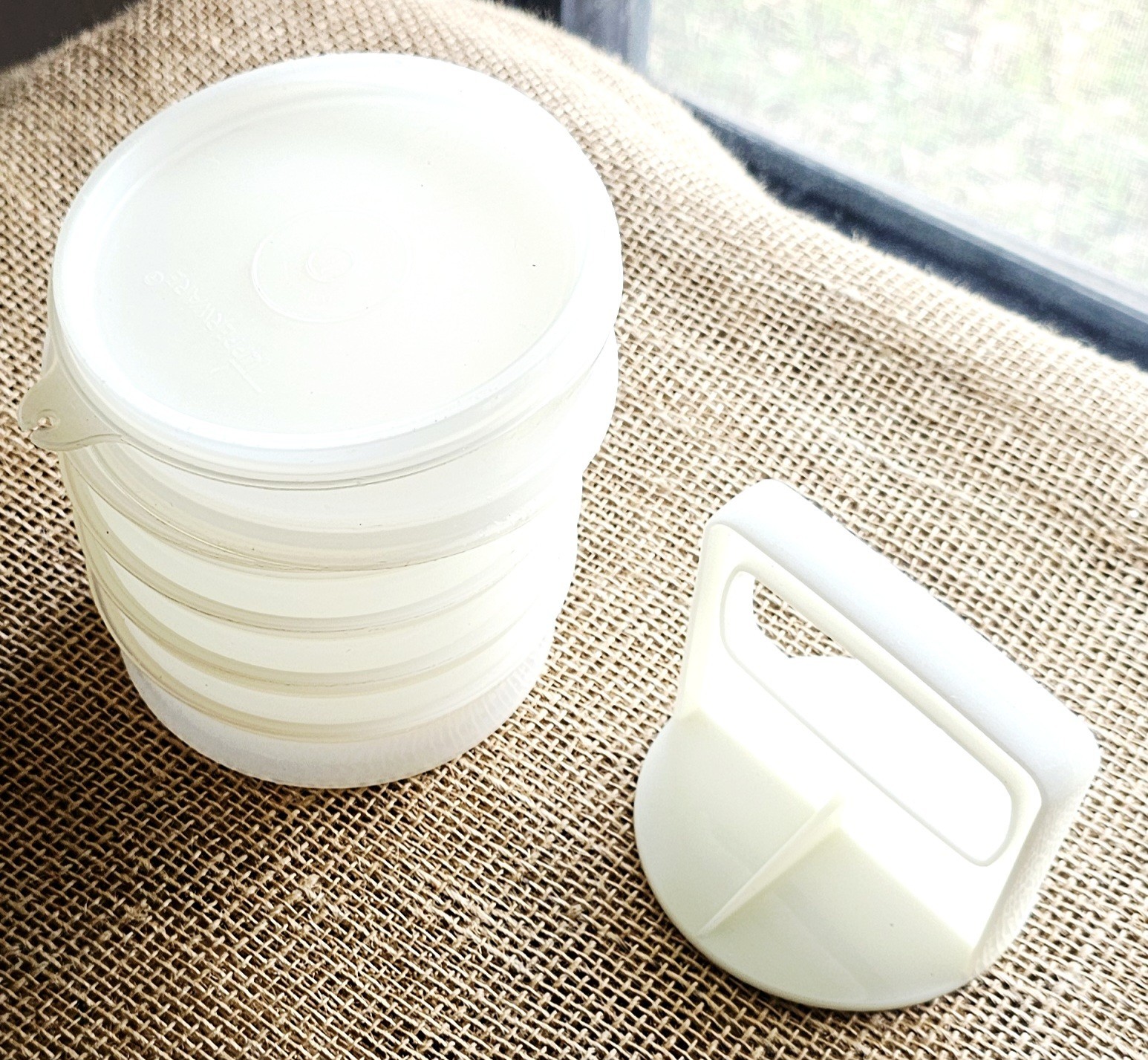 Vintage Tupperware 7pc Hamburger Press Keepers 4.5" gallery