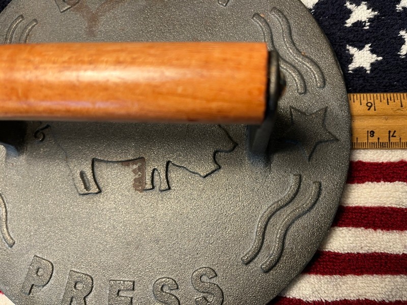Bellemain 8.5” Cast Iron PIG Bacon Grill Press Stay Cool Wood Handle Round gallery