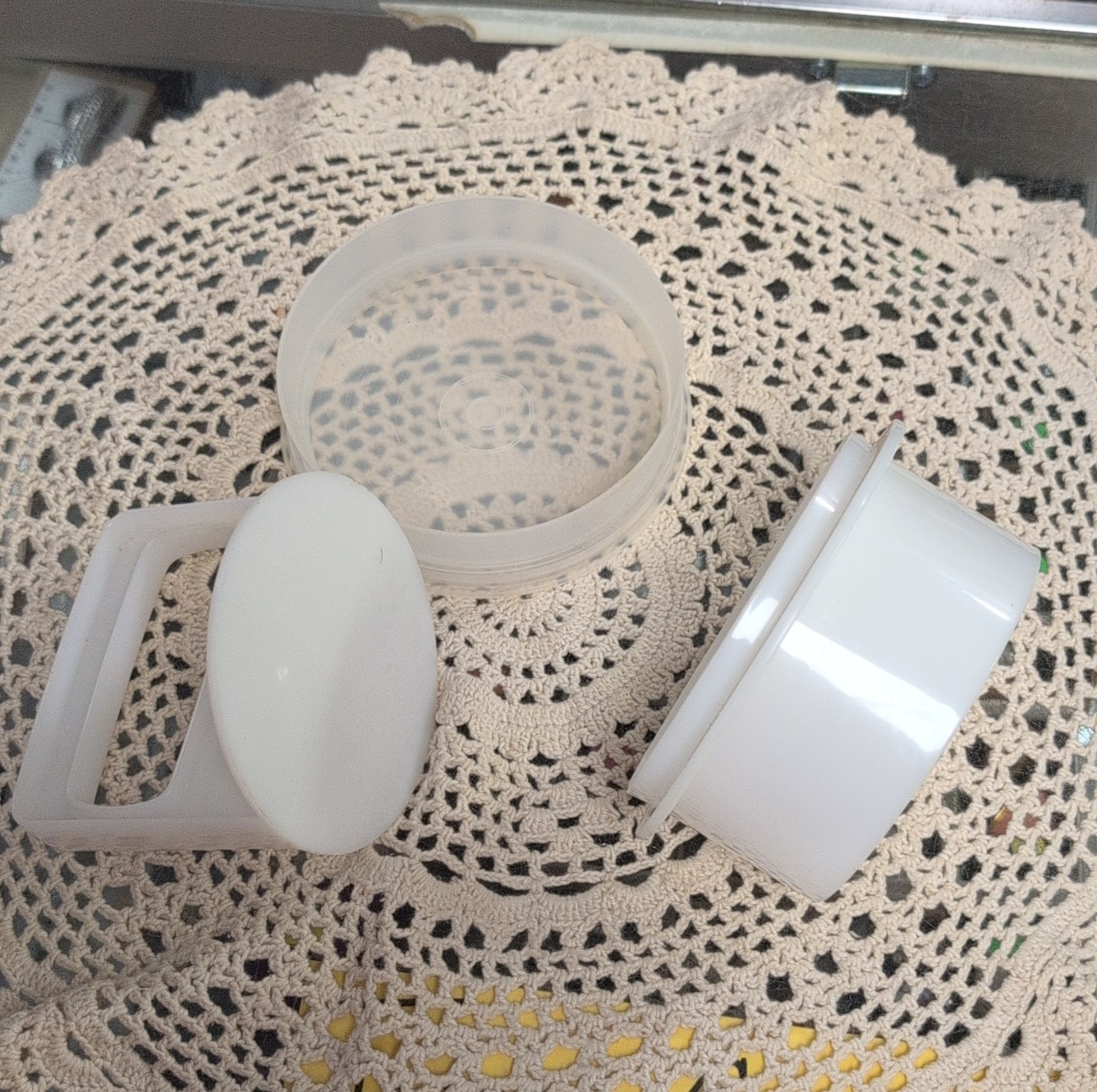 Plastic Single Burger Press White Medium Tupperware 882-18 gallery