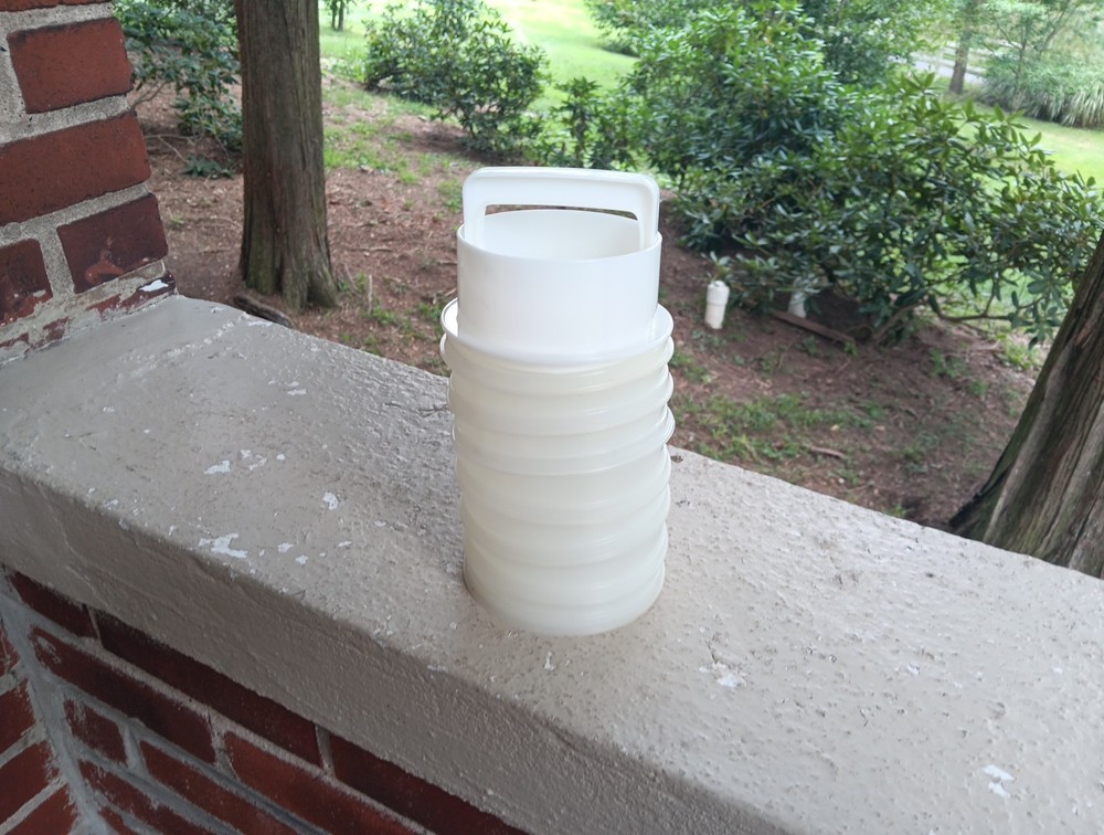 VINTAGE TUPPERWARE BURGER PRESS AND KEEPER SET OF 6